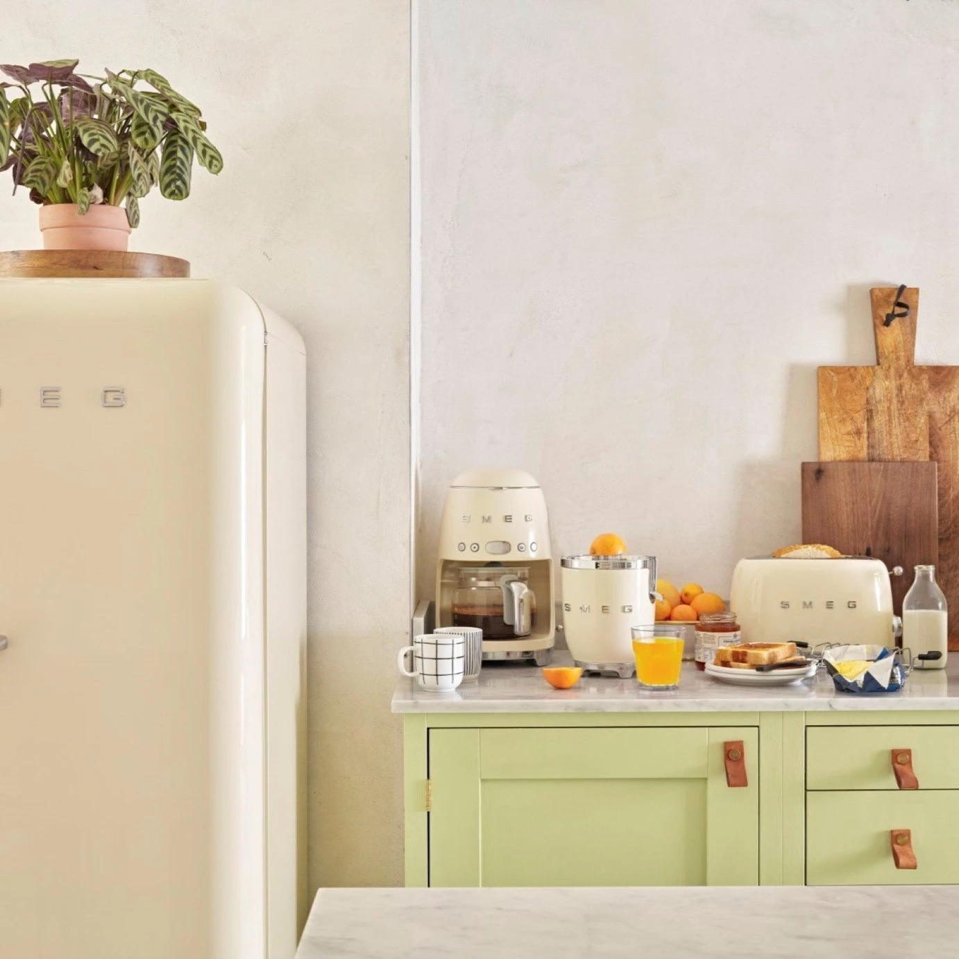 Smeg DCF02 50's Style Retro Drip Filter Coffee Machine Cream 5 Smeg DCF02 50's Style Retro Drip Filter Coffee Machine Cream - Image 5