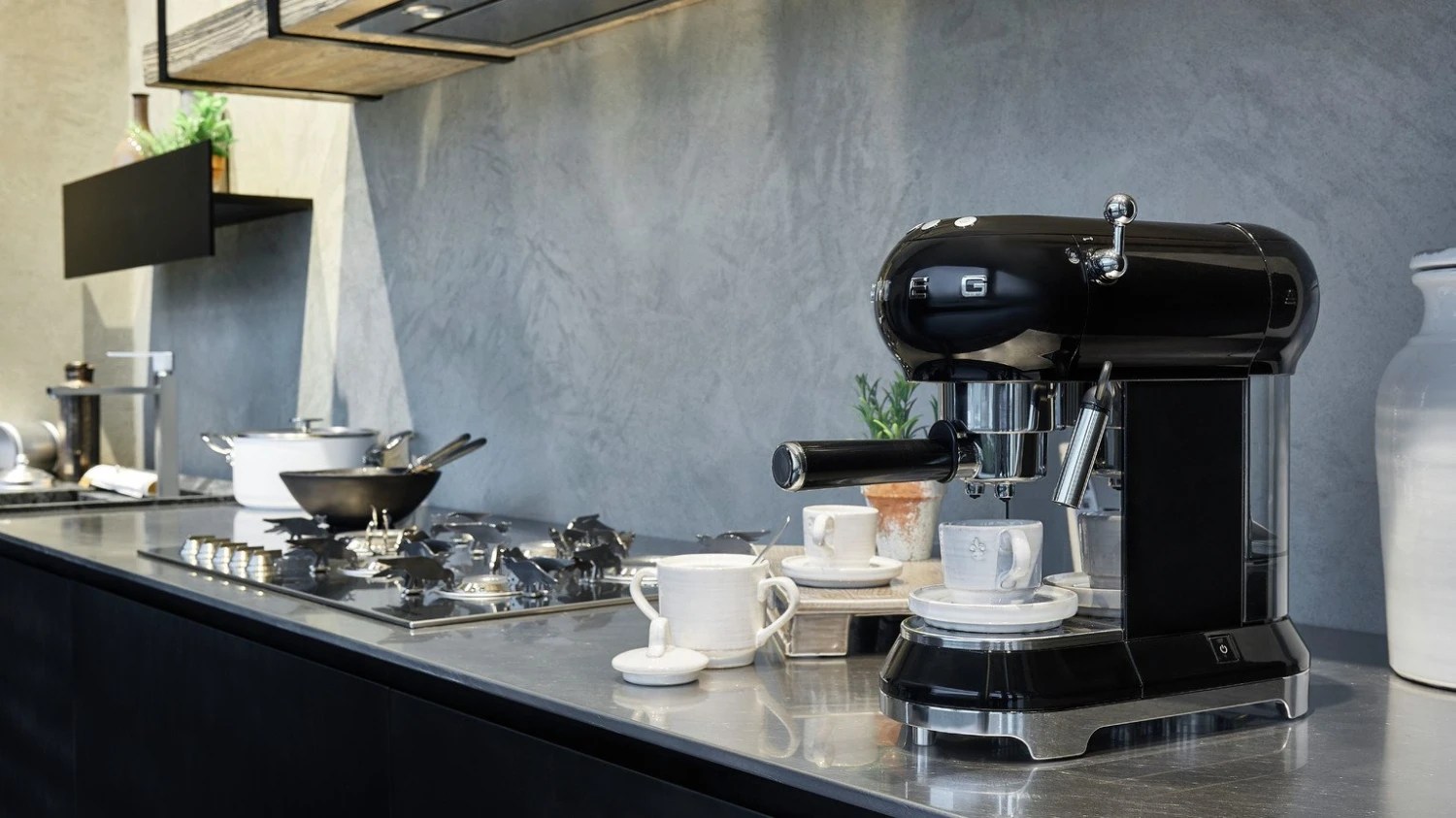 Smeg ECF01 50's Style Retro Espresso Coffee Machine - Black 5 Smeg ECF01 50's Style Retro Espresso Coffee Machine - Black - Image 5