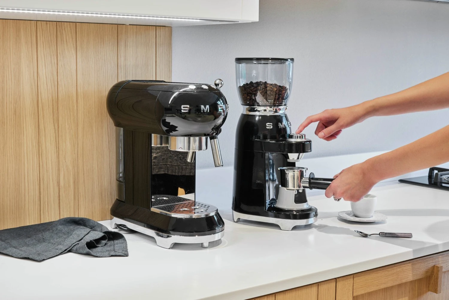 Smeg ECF01 50's Style Retro Espresso Coffee Machine - Black 7 Smeg ECF01 50's Style Retro Espresso Coffee Machine - Black - Image 7