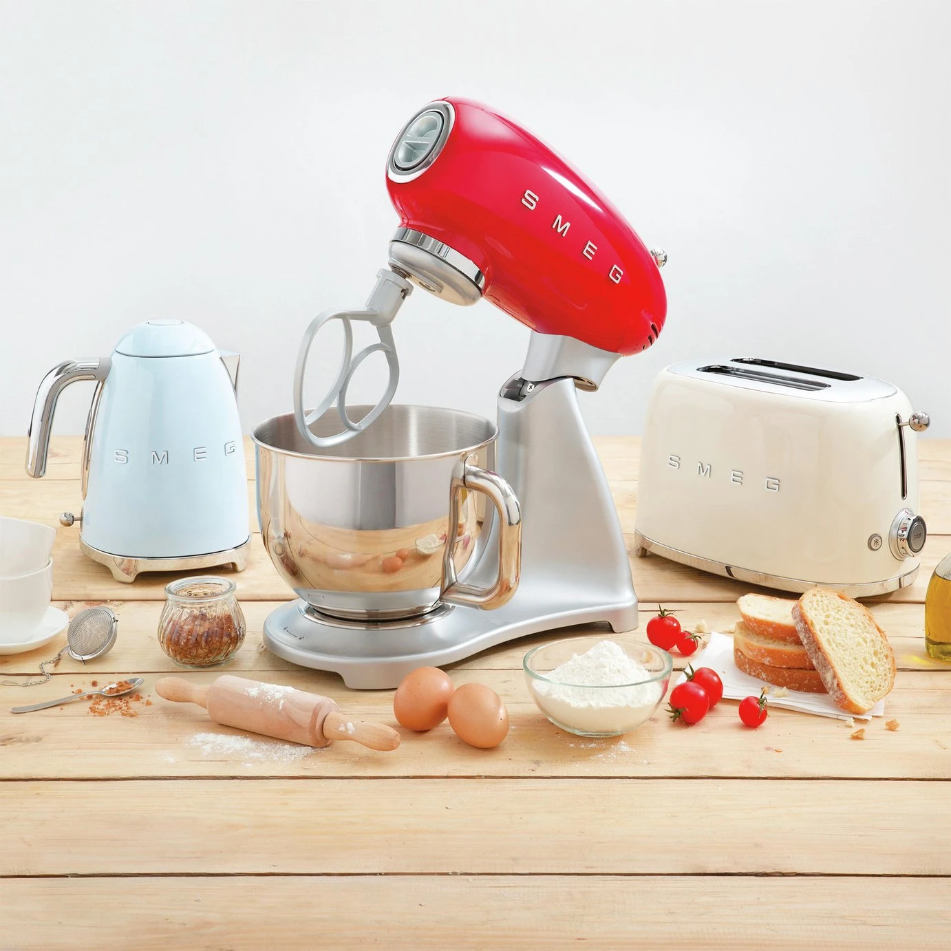 Smeg KLF03PBUK 50's Style Retro Kettle - Blue 4 Smeg KLF03PBUK 50's Style Retro Kettle - Blue - Image 4