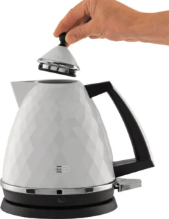De'Longhi KBJ3001 Brillante Kettle - White -Chic Household Items 4239774 R Z002A UC1013546 scaled
