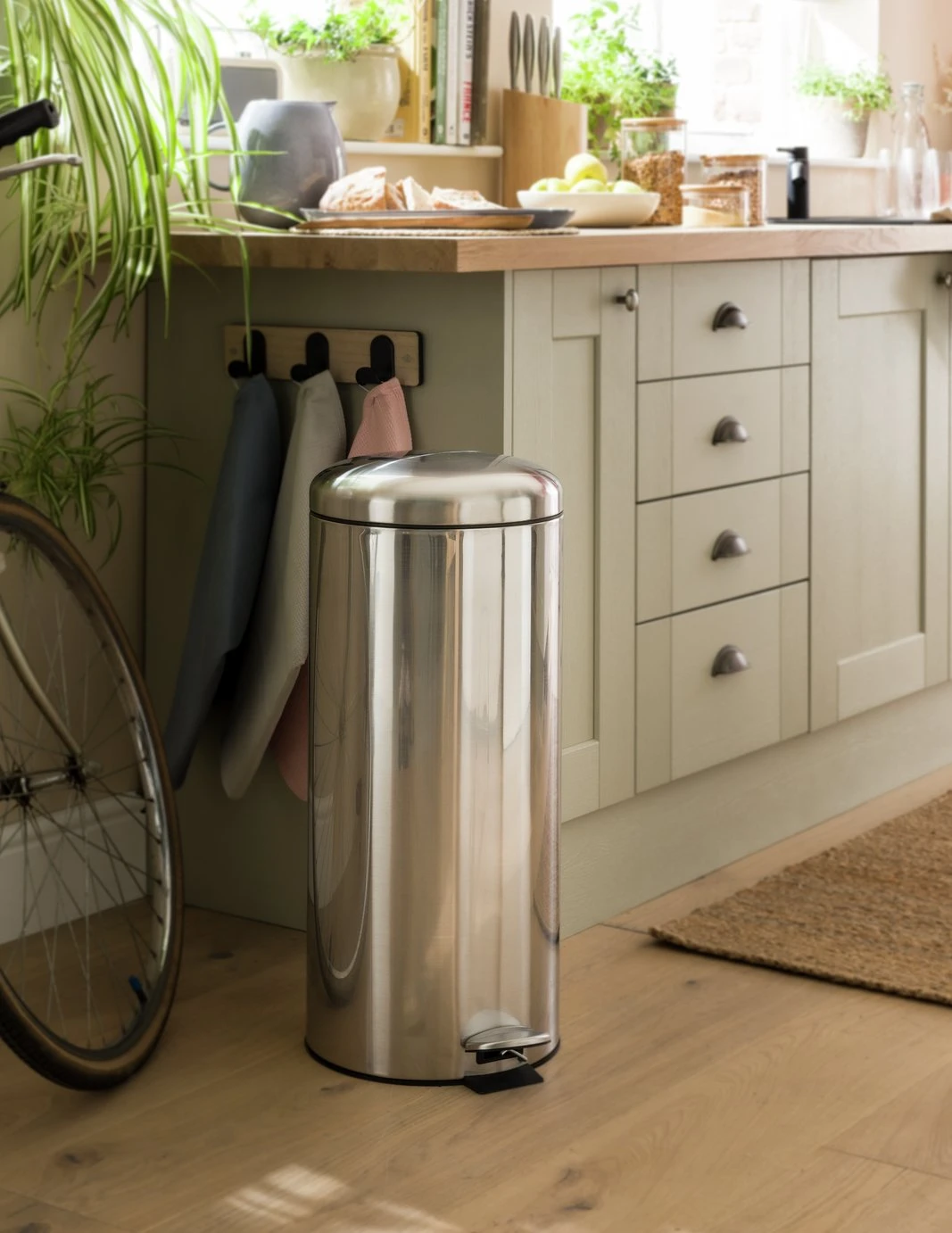 Habitat 30 Litre Domed Pedal Bin - Silver 2 Habitat 30 Litre Domed Pedal Bin - Silver - Image 2